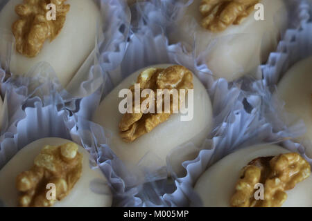 Camafeu, eine Süßigkeit mit Pekannuss, kondensierte Milch und Zucker. Lecker, delikat, die Köstlichkeiten im Geburtstagsfeiern, Hochzeiten, Feiertage. Stockfoto