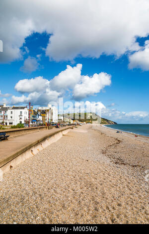 Promenade, Strand und farbigen Klippen an der Küste bei Seaton, Devon, in der Jurassic Coast, Weltkulturerbe, im Südwesten von England, Großbritannien Stockfoto