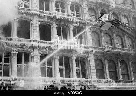 New York, NY, 14. Februar 1979 - Eiszapfen von der Fassade von 653 Broadway hängen als Feuerwehrleute, ein Feuer zu kontrollieren, um die Gebäude von Mercer Street englufed versuchen. Das Feuer brannte für über eine Woche, nur die Shell von Gebäude verlassen. CREDIT © Stacy Walsh Rosenstock/Alamy Stockfoto