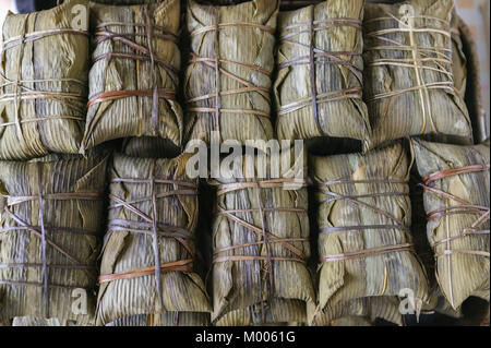 Köstliche traditionelle chinesische Reisknödel in Bambusblatt gewickelt Stockfoto