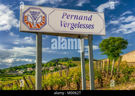 Pernand-Vergelesses Grenze zeichen Frames der berühmten weindorf und Weinberge auf dem Hügel von Corton Cote d'Or, Burgund, Frankreich. Cote de Beaune. Stockfoto