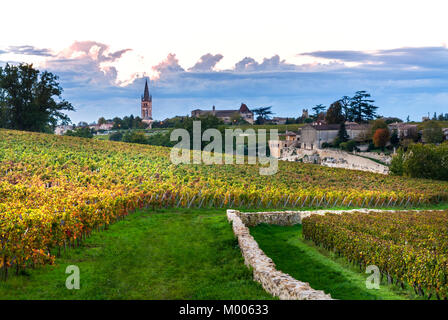 SAINT EMILION ST-EMILION WEINBERG ZEILEN REBEN Blick auf Dorf von Saint Emilion bei Sonnenuntergang, aus den Weinbergen von Chateau Troplong Mondot gironde Frankreich Stockfoto