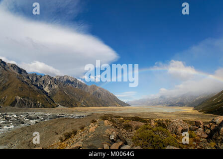 Tasman Gletscher See mit Eisbergen auf der Suche Urstromtal hin zum Lake Pukaki, von endmoräne gesehen, Neuseeland Stockfoto