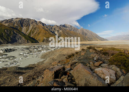 Tasman Gletscher See mit Eisbergen auf der Suche Urstromtal hin zum Lake Pukaki, von endmoräne gesehen, Neuseeland 2007 Stockfoto