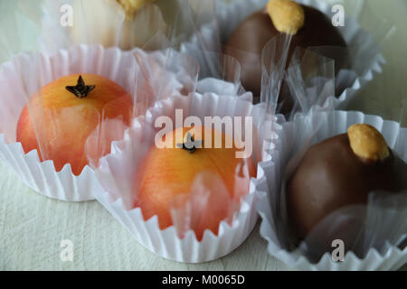 Schöne Bonbons mit Schokolade, Kokos, Erdnüsse, Pekannuss und Kondensmilch. Lecker, delikat, leckeren Köstlichkeiten. feine Leckereien. Stockfoto