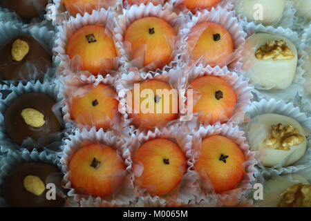 Schöne Bonbons mit Schokolade, Kokos, Erdnüsse, Pekannuss und Kondensmilch. Lecker, delikat, leckeren Köstlichkeiten. feine Leckereien. Stockfoto