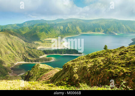 Anzeigen von Lagoa do Fogo (Feuersee) vom Aussichtspunkt Miradouro Da Serra da Barrosa in Sao Miguel, Azoren, Portugal. Stockfoto