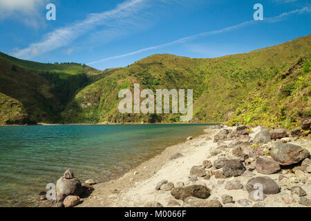 Am Ufer des Lagoa do Fogo, mit kristallklarem Wasser auf der Insel São Miguel, Azoren Stockfoto