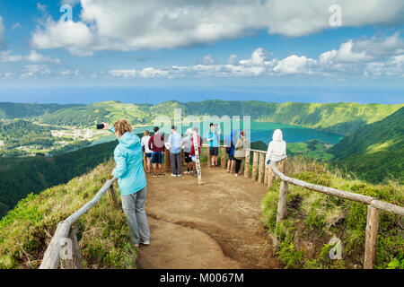 Touristen genießen den atemberaubenden Blick von Sete Ciades Seen von Miradouro Da Boca do Inferno - Sao Miguel, Azoren, Portugal Stockfoto