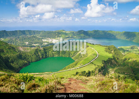 Atemberaubende Aussicht vom Miradouro Boca do Inferno von Sete Cidades Seen, mit Lagoa Santiago im Vordergrund und Lagoa Azul auf der rechten Seite in Sao Miguel Stockfoto