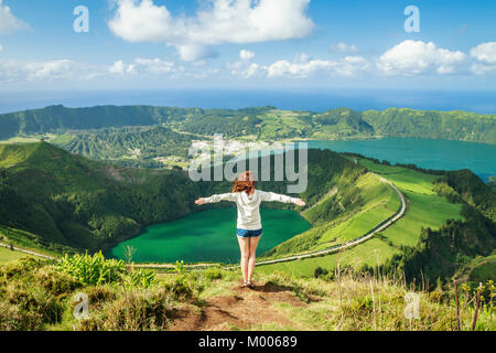 Junge Hikerin genießen die atemberaubende Aussicht auf Sete Cidades Seen vom Aussichtspunkt Miradouro Boca do Inferno, Sao Miguel, Azoren, Portugal Stockfoto