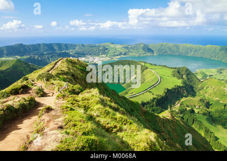 Pfad zu (Aussichtspunkt) Miradouro Da Boca do Inferno mit der Ansicht von Sete Cidades & Atlantik in Sao Miguel, Azoren, Portugal Stockfoto