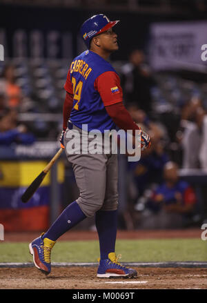 Miguel Cabrera de Venezuela en su Primer turno Al bat del Primer Inning es puesto, durante el World Baseball Classic en Estadio Charros de Jalisco en Guadalajara, Jalisco, Mexiko. Marzo 10, 2017. (Foto/Luis Gutierrez) Aspekte vor Puerto Rico's Spiel gegen Venezuela während der World Baseball Classic in Charros de Jalisco Stadium in Guadalajara, Jalisco, Mexiko. März 10, 2017. (Foto/Luis Gutierrez) Stockfoto