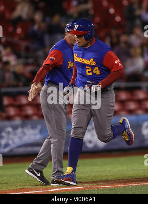 Miguel Cabrera de Venezuela en su Primer turno Al bat del Primer Inning es puesto, durante el World Baseball Classic en Estadio Charros de Jalisco en Guadalajara, Jalisco, Mexiko. Marzo 10, 2017. (Foto/Luis Gutierrez) Aspekte vor Puerto Rico's Spiel gegen Venezuela während der World Baseball Classic in Charros de Jalisco Stadium in Guadalajara, Jalisco, Mexiko. März 10, 2017. (Foto/Luis Gutierrez) Stockfoto