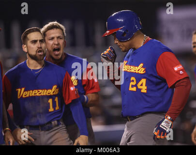 Miguel Cabrera de Venezuela en su Primer turno Al bat del Primer Inning es puesto, durante el World Baseball Classic en Estadio Charros de Jalisco en Guadalajara, Jalisco, Mexiko. Marzo 10, 2017. (Foto/Luis Gutierrez) Aspekte vor Puerto Rico's Spiel gegen Venezuela während der World Baseball Classic in Charros de Jalisco Stadium in Guadalajara, Jalisco, Mexiko. März 10, 2017. (Foto/Luis Gutierrez) Stockfoto