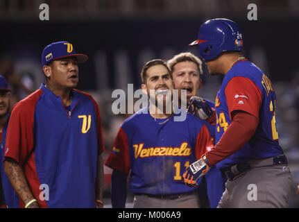 Miguel Cabrera de Venezuela en su Primer turno Al bat del Primer Inning es puesto, durante el World Baseball Classic en Estadio Charros de Jalisco en Guadalajara, Jalisco, Mexiko. Marzo 10, 2017. (Foto/Luis Gutierrez) Aspekte vor Puerto Rico's Spiel gegen Venezuela während der World Baseball Classic in Charros de Jalisco Stadium in Guadalajara, Jalisco, Mexiko. März 10, 2017. (Foto/Luis Gutierrez) Stockfoto