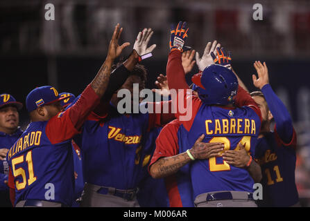 Miguel Cabrera de Venezuela en su Primer turno Al bat del Primer Inning es puesto, durante el World Baseball Classic en Estadio Charros de Jalisco en Guadalajara, Jalisco, Mexiko. Marzo 10, 2017. (Foto/Luis Gutierrez) Aspekte vor Puerto Rico's Spiel gegen Venezuela während der World Baseball Classic in Charros de Jalisco Stadium in Guadalajara, Jalisco, Mexiko. März 10, 2017. (Foto/Luis Gutierrez) Stockfoto