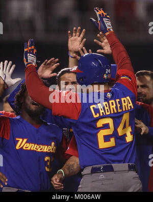 Miguel Cabrera de Venezuela en su Primer turno Al bat del Primer Inning es puesto, durante el World Baseball Classic en Estadio Charros de Jalisco en Guadalajara, Jalisco, Mexiko. Marzo 10, 2017. (Foto/Luis Gutierrez) Aspekte vor Puerto Rico's Spiel gegen Venezuela während der World Baseball Classic in Charros de Jalisco Stadium in Guadalajara, Jalisco, Mexiko. März 10, 2017. (Foto/Luis Gutierrez) Stockfoto