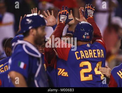 Miguel Cabrera de Venezuela en su Primer turno Al bat del Primer Inning es puesto, durante el World Baseball Classic en Estadio Charros de Jalisco en Guadalajara, Jalisco, Mexiko. Marzo 10, 2017. (Foto/Luis Gutierrez) Aspekte vor Puerto Rico's Spiel gegen Venezuela während der World Baseball Classic in Charros de Jalisco Stadium in Guadalajara, Jalisco, Mexiko. März 10, 2017. (Foto/Luis Gutierrez) Stockfoto