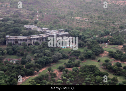 Elephant Hills Intercontinental Hotel umgeben von Wald, Viktoriafälle, Simbabwe. Stockfoto
