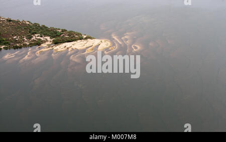 Luftaufnahme der Spitze einer kleinen Insel auf dem Sambesi, Sambia, Simbabwe, Mosi-Oa-Tunya, Viktoriafälle, Simbabwe zu trennen. Stockfoto