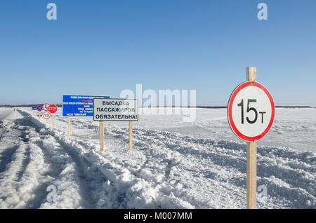 Das Eis Übergang über den Fluss Sewernaja Dwina. Russland, Archangelsker Region Stockfoto