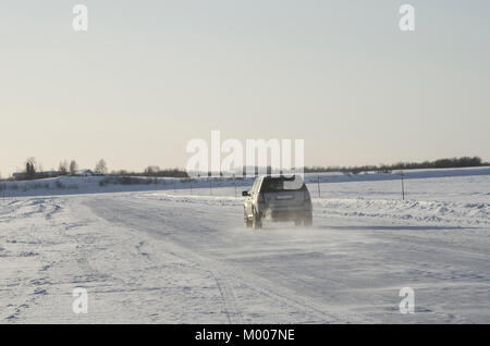 Das Eis Übergang über den Fluss Sewernaja Dwina. Russland, Archangelsker Region Stockfoto