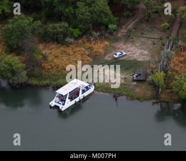 Fahrzeug / Auto Transport Fähre mit Anhänger, Zambezi River Bank, Mosi-Oa-Tunya, Victoria Falls, Simbabwe. Stockfoto