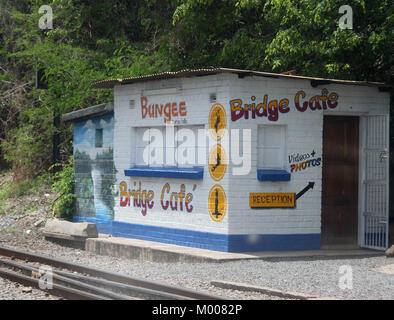 Kleinen Bungee-Jumping 'Bridge Cafe' Empfang Bürohaus in der Nähe von Victoria Falls Bridge auf der sambischen Seite, Victoria Falls, Sambia. Stockfoto