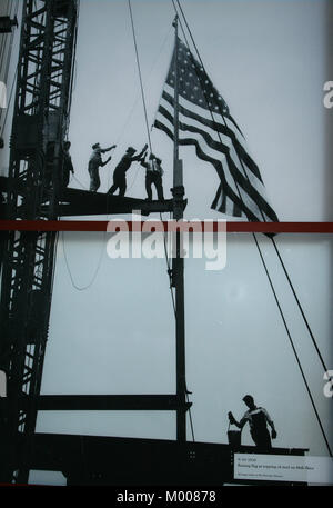 Bild der amerikanischen Flagge auf der 86. Etage des Empire State Building, New York State, New York City, USA zu erhöhen. 19.09.1930. Stockfoto