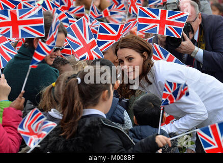 Die Herzogin von Cambridge erfüllt lokale Kinder als sie ankommt das Wimbledon Junior Tennis Initiative an der Bond Grundschule in Mitcham anzuzeigen. Stockfoto