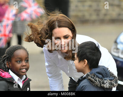 Die Herzogin von Cambridge erfüllt lokale Kinder als sie ankommt das Wimbledon Junior Tennis Initiative an der Bond Grundschule in Mitcham anzuzeigen. Stockfoto