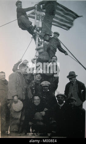 Bild der amerikanischen Flagge auf der 86. Etage des Empire State Building, New York State, New York City, USA zu erhöhen. 19.09.1930. Stockfoto