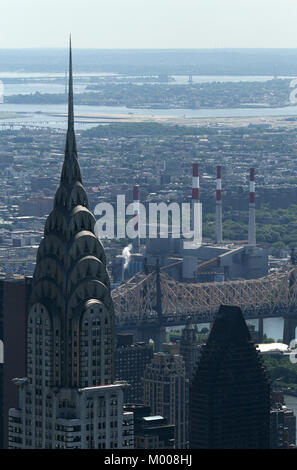 Luftaufnahme von New York City mit dem Chrysler Building, Ravenswood Keyspan Kraftwerk, und überqueren Sie die Queensboro Bridge über den East River vom Empire Stockfoto