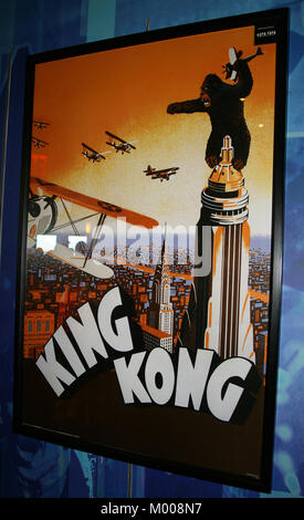 Orange King Kong ungerahmt theatralische Plakat zum Verkauf ($19,99) am Empire State Building, New York State, New York City, USA. Stockfoto