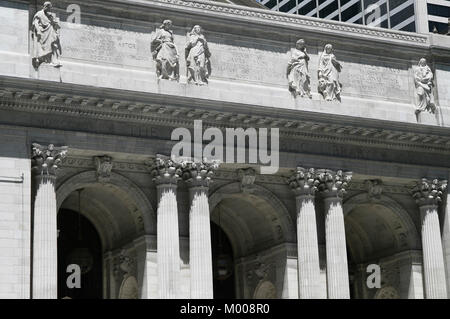 Die New York Public Library/Stephen A. Schwarzman Gebäude (Nypl) vorderen Eingang, New York City, New York State, USA. Stockfoto