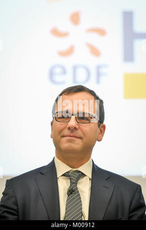 Simone Rossi, Geschäftsführerin des Energieriesen EDF Energy, sprach während einer Fragerunde im Trainingszentrum von EDF in Cannington Court, Bridgwater, Somerset, wo er einen Überblick über den Bau des Kernkraftwerks Hinkley Point C gab. Stockfoto