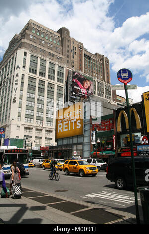 Kaufhaus Macy's, eine u-Bahn und eines McDonalds's an der Ecke der 7th Avenue und West 34th Street, Manhattan, New York City, New York State, USA. Stockfoto