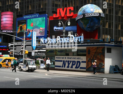 New York Police Department Station (NYPD) und verschiedene Geschäfte in Times Square in Manhattan, New York City, New York State, USA. Stockfoto