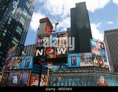 Theater neben Bertelsmann Gebäude (mit Brave, Madagaskar & andere) und Pepsi Werbung, Times Square, Manhattan, New York City, New York State, USA. Stockfoto