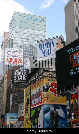 Barclay's Investment Bank (Barclays Capital) und hell Theater Musicals Plakate in der Nähe der beiden Times Square, Times Square, Manhattan, Ne Stockfoto