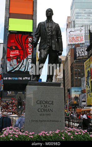 George Michael Cohan Statue, von der die beiden Times Square Building und der Times Square Fußgängerzone Plaza, Times Square, Manhattan, New York City, New Yo Stockfoto
