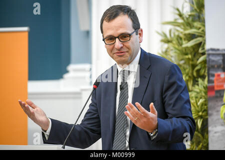 Simone Rossi, Geschäftsführerin des Energieriesen EDF Energy, sprach während einer Fragerunde im Trainingszentrum von EDF in Cannington Court, Bridgwater, Somerset, wo er einen Überblick über den Bau des Kernkraftwerks Hinkley Point C gab. Stockfoto