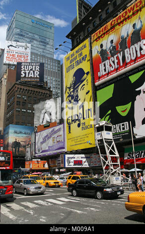 Barclay's Investment Bank (Barclays Capital) und hell Theater Musicals Plakate in der Nähe von Times Square, Times Square, Manhattan, New York Stockfoto