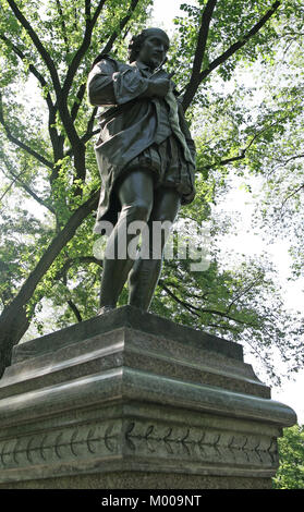 William Shakespeare Statue auf Steinsockel, Manhattan, New York City, New York State, USA. Stockfoto