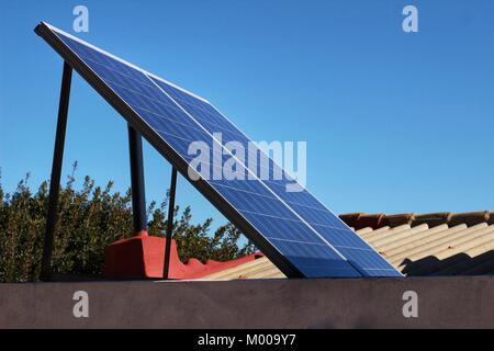 Solarenergie Platten auf dem Dach zu Hause Stockfoto