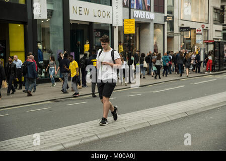 Fußgänger auf der Oxford Street in der Nähe der Tottenham Court Road, London, 2017 Stockfoto