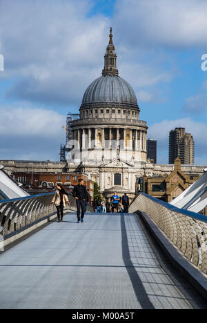 Die Millennium Bridge oder das London Millennium Fußgängerbrücke über die Themse Bankside verbindet mit der Stadt London und zeigt die Südseite der St. Paul's Cathedral Stockfoto