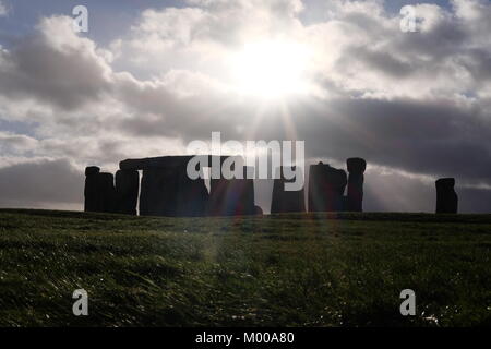 Stonehenge während einer hellen und windigen Tag Stockfoto