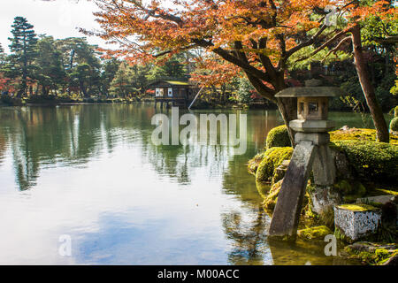 Die ikonischen Kotoji - toro, ein Stein Laterne mit zwei Beinen im Kenroku-en (sechs Attribute Garten), einer der drei großen Gärten von Japan, in Kanaz entfernt Stockfoto